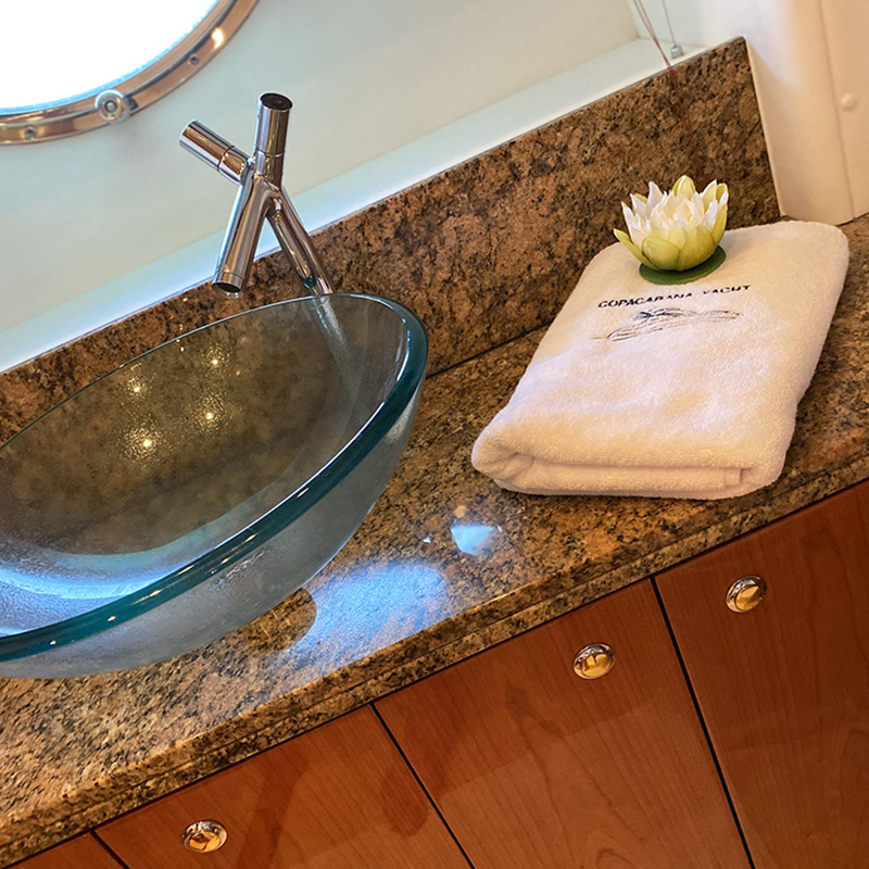 Copacabana-Yacht bathroom